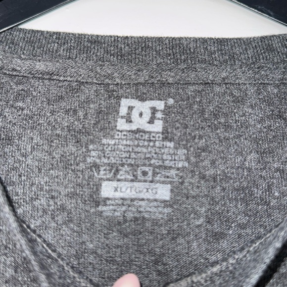 DC Shoe Co Gray T-Shirt with Red and Blue Logo Men’s Size XL - Picture 3 of 4